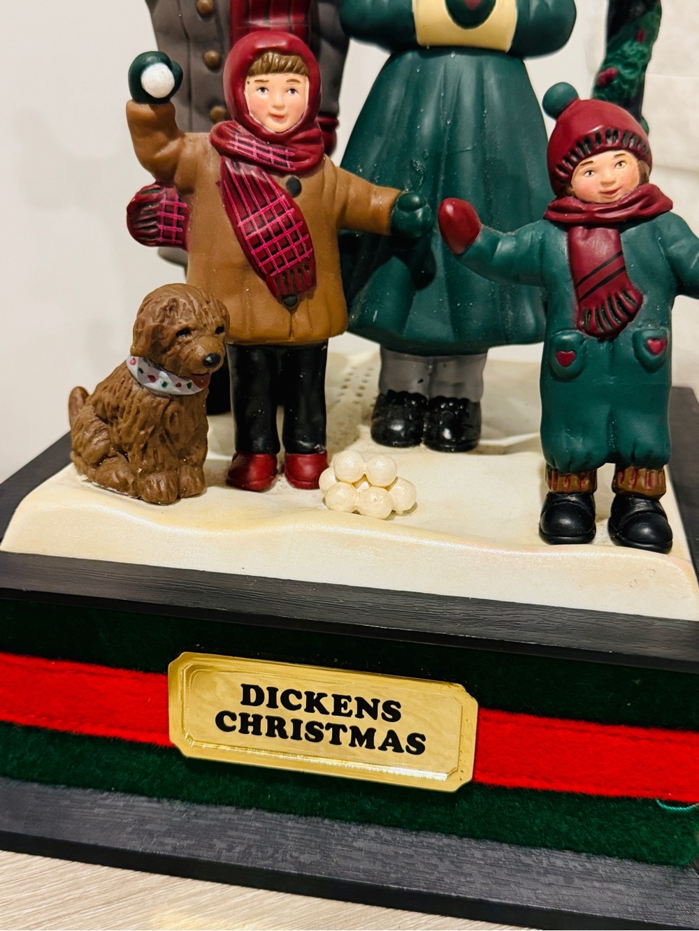 Vintage 1990 Dickens Family Light-Up & Musical Christmas Display Smile Ind. Ltd. - Picture 11 of 13